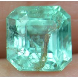 พลอยมรกตดิบ (Emerald) 0.90 กะรัต No oil