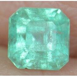 พลอยมรกตดิบ (Emerald) 0.60 กะรัต No oil