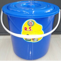 ถังน้ำพร้อมฝา เบอร์ 6 บรรจุ 18.7 ลิตร สีสวย / สีใส ขนาด 34.3 x 31.8 cm. ราคาโหล ละ 790 บาท จำนวน มัดละ 2 โหล