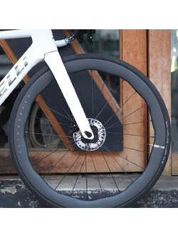 ล้อคาร์บอน ULTRASPEED Disc 50/50 2026 (AERO Spoke) – น้ำหนักเพียง 1.3 กก., รองรับ Tubeless, แบริ่งเซรามิก, ฮับ ULTM RATCHET 36T