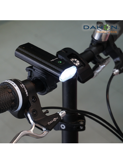 ไฟหน้าจักรยาน DAHON บอดื้อลูมิเนียม กันน้ำ เปลี่ยนไฟได้ 5 ระดับ ความสว่าง 850 lumens แบตเตอรี่ 4400MA ใช้ได้ 6.5 ชม. เป็น power bank ในตัว ชาร์จโทรศัพท์ได้