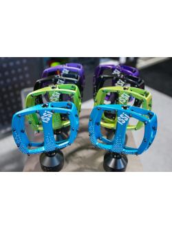 บันได ISSI Stomp XL FLAT PEDAL Maximum traction on the trail มีสีฟ้าและเขียว แป้นใหญ่