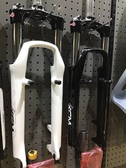 ตะเกียบโช๊ค SUNTOUR 26" รุ่น XCM คอหนีบ 1-1/8" ปรับได้ ล๊อครีโมท (V+D) สีดำ ขาว