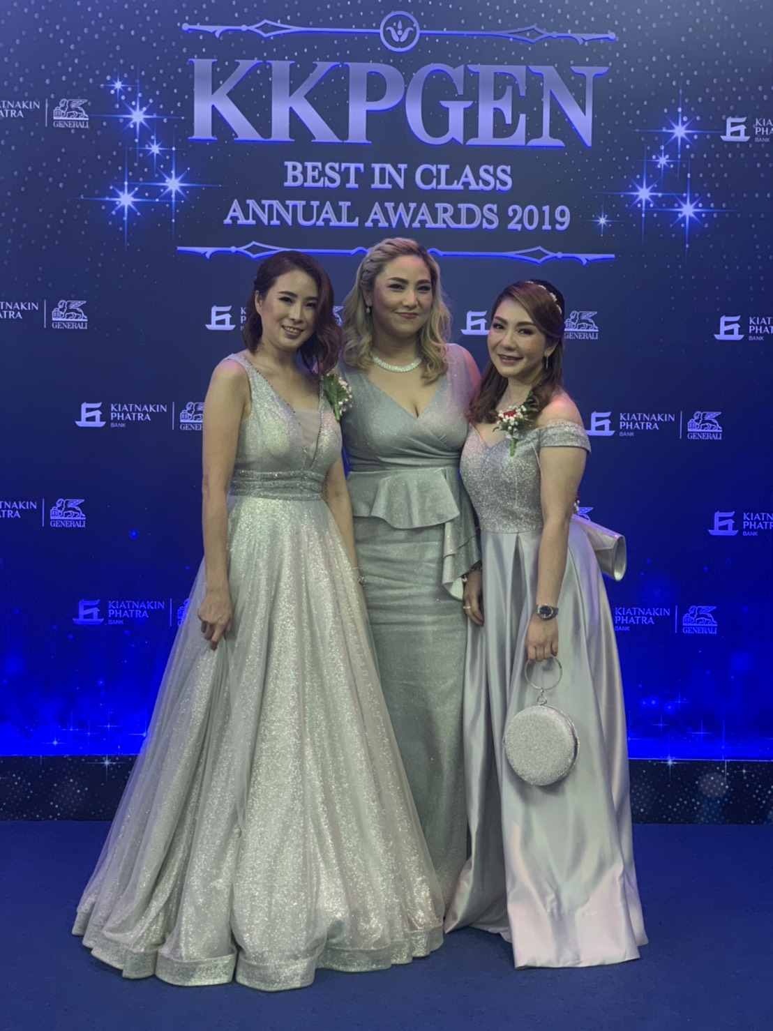 พร้อมเช่า ราตรียาว แขนกุด คอวี แต่งระบายช่วงเอว หรูหรา ผ้า Glitter สีเทา