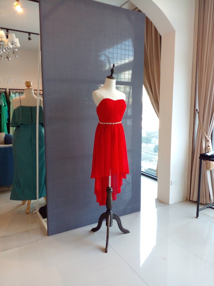 พร้อมส่ง ชุดราตรีสั้น เกาะอก หน้าสั้นหลังยาว สีแดง อัดพลีตหน้าอก คาดเอวคริสตัล