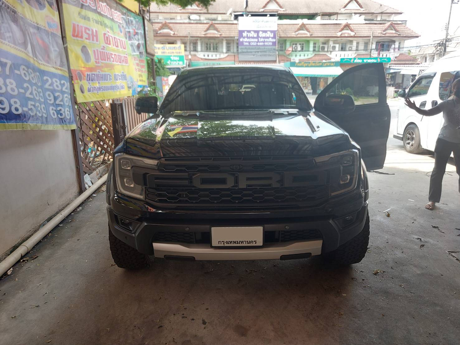 Ford Ranger (ฟอร์ด เรนเจอร์) 2023 ปูพรมVVIP สีดำด้ายดำ เสริมพรมดักฝุ่นสีเทา