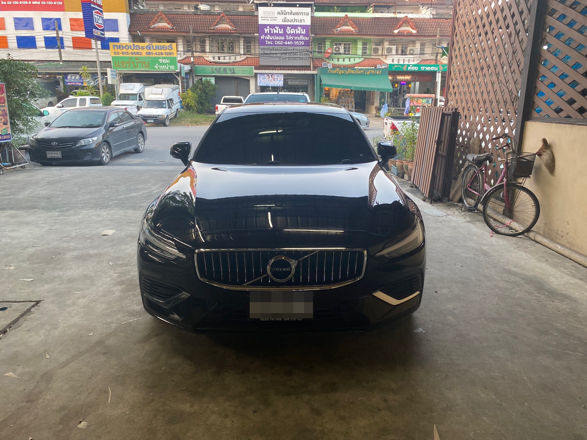 สั่งตัดพรมรถยนต์ Volvo S60 2020-2024 ปูพรม7D สีกาแฟด้ายทอง เสริมด้วย พรมดักฝุ่นสีน้ำตาล