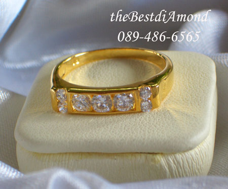 BR039+++แหวนแถวแบบมีเพชรข้าง+++ ใช้เพชรกลมฝังแบบหนีบ หรูหราพอสมควร หน้าตัดตรง สวยๆเรียบๆ สำหรับคนที่ไม่ชอบฝังแบบหนามเตย งานเรียบร้อยเพชรเหมือนจริงมาก