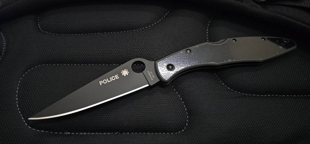 Spyderco Police - Black VG-10 Blade - Black Stainless Steel Handle ด้ามจับมีพลาสติกกันรอยอยู่