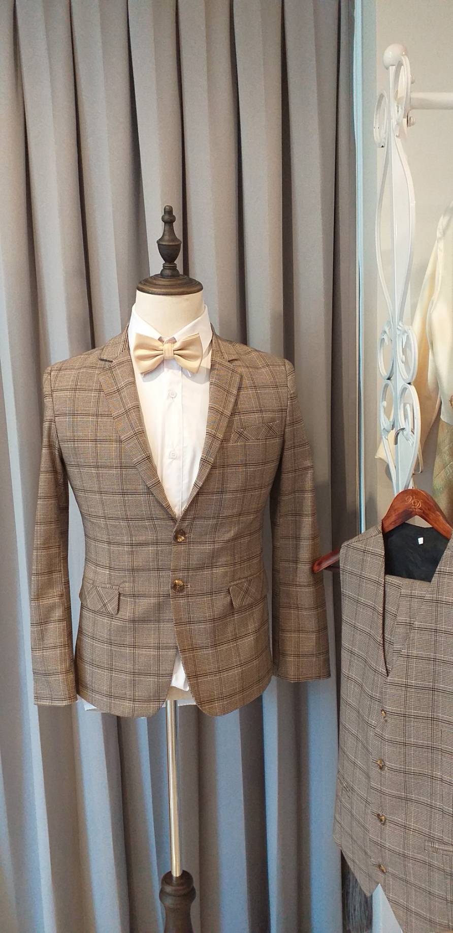 พร้อมเช่า ชุดสูทชาย สีน้ำตาลลายสก๊อต *เหลือเฉพาะไซส์ M*