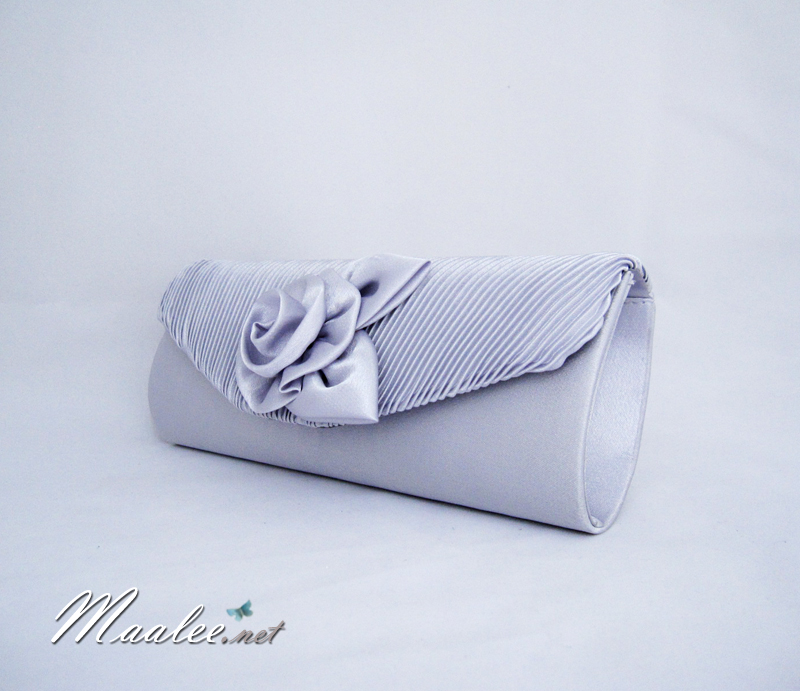 Sale พร้อมส่ง Evening Clutch กระเป๋าออกงาน สีเทาเงิน ผ้าซาตินอัดพลีต แต่งดอกกุหลาบ