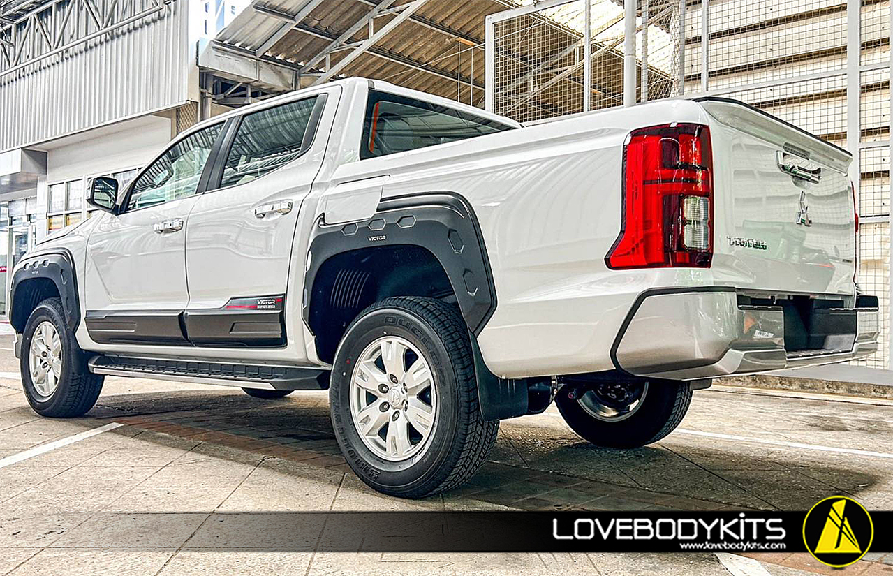 ชุดแต่ง VICTOR :TRITON 2023 ตัวสูง