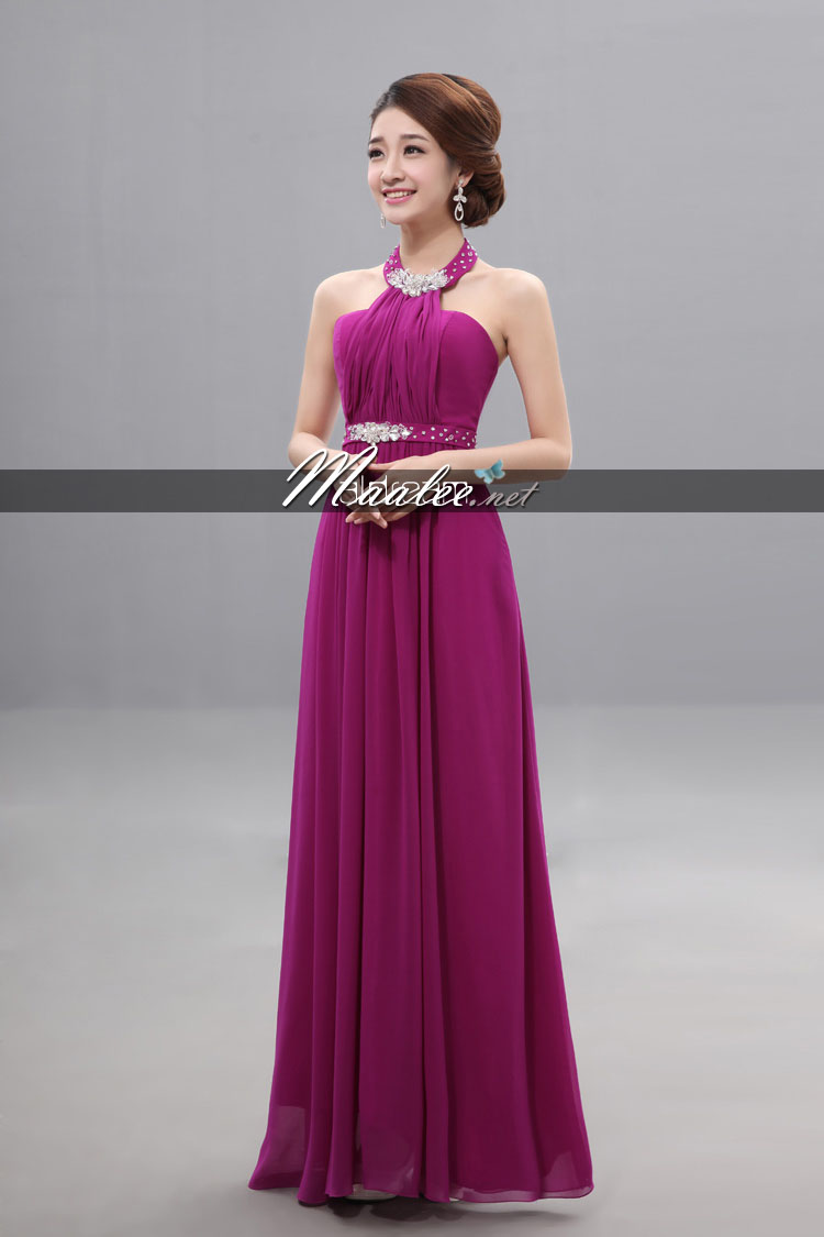 พร้อมเช่า ชุดราตรียาว แบบเกาะอก เพิ่มความเซ็กซี่สไตล์คล้องคอ โชว์หลัง ผ้าชีฟอง แต่งคริสตัลสวยหรู สีครีม