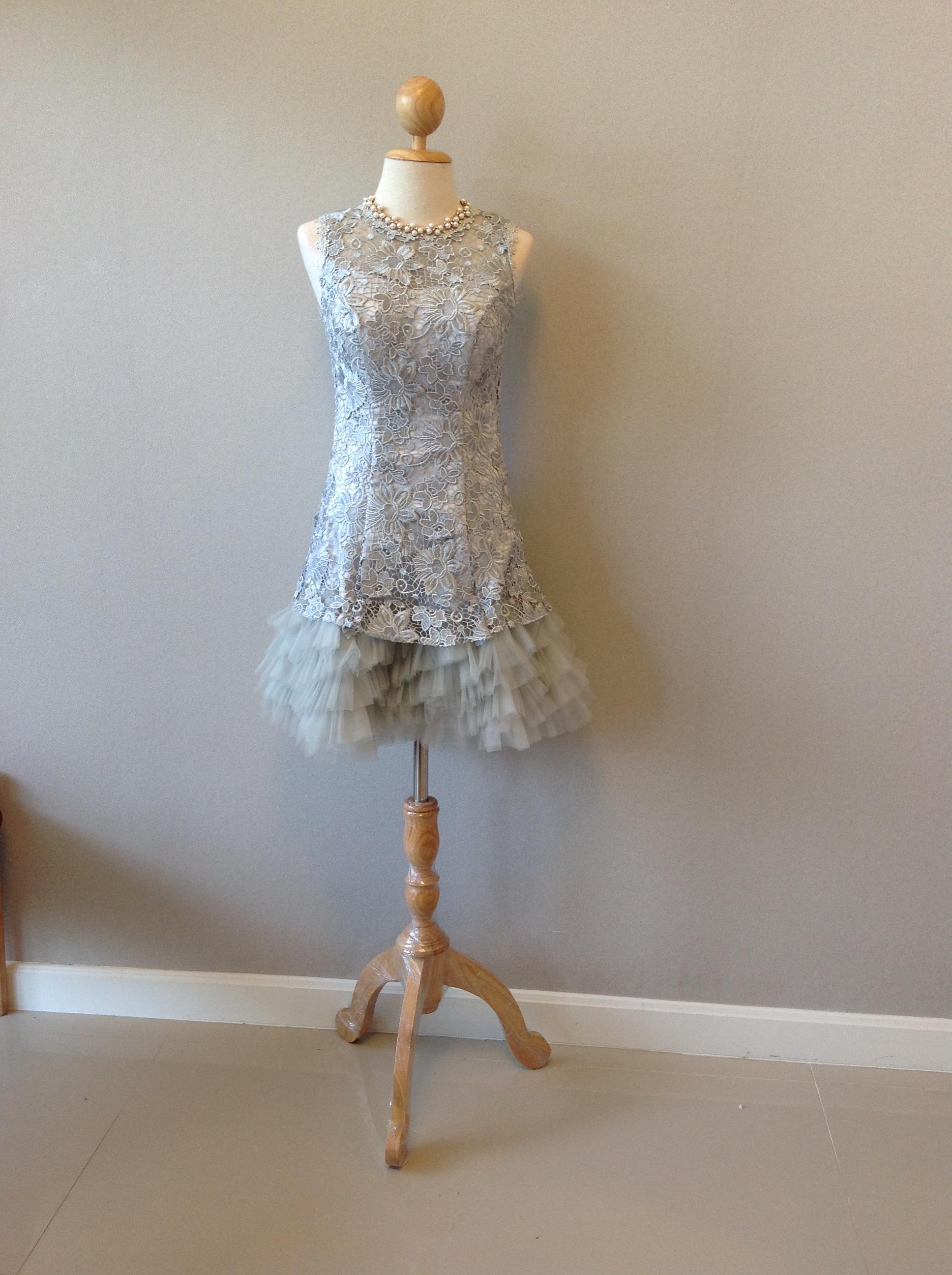 พร้อมเช่า ชุดราตรีสั้น แขนกุดลูกไม้ กระโปรงแต่งระบายสวยหรู สีเทา