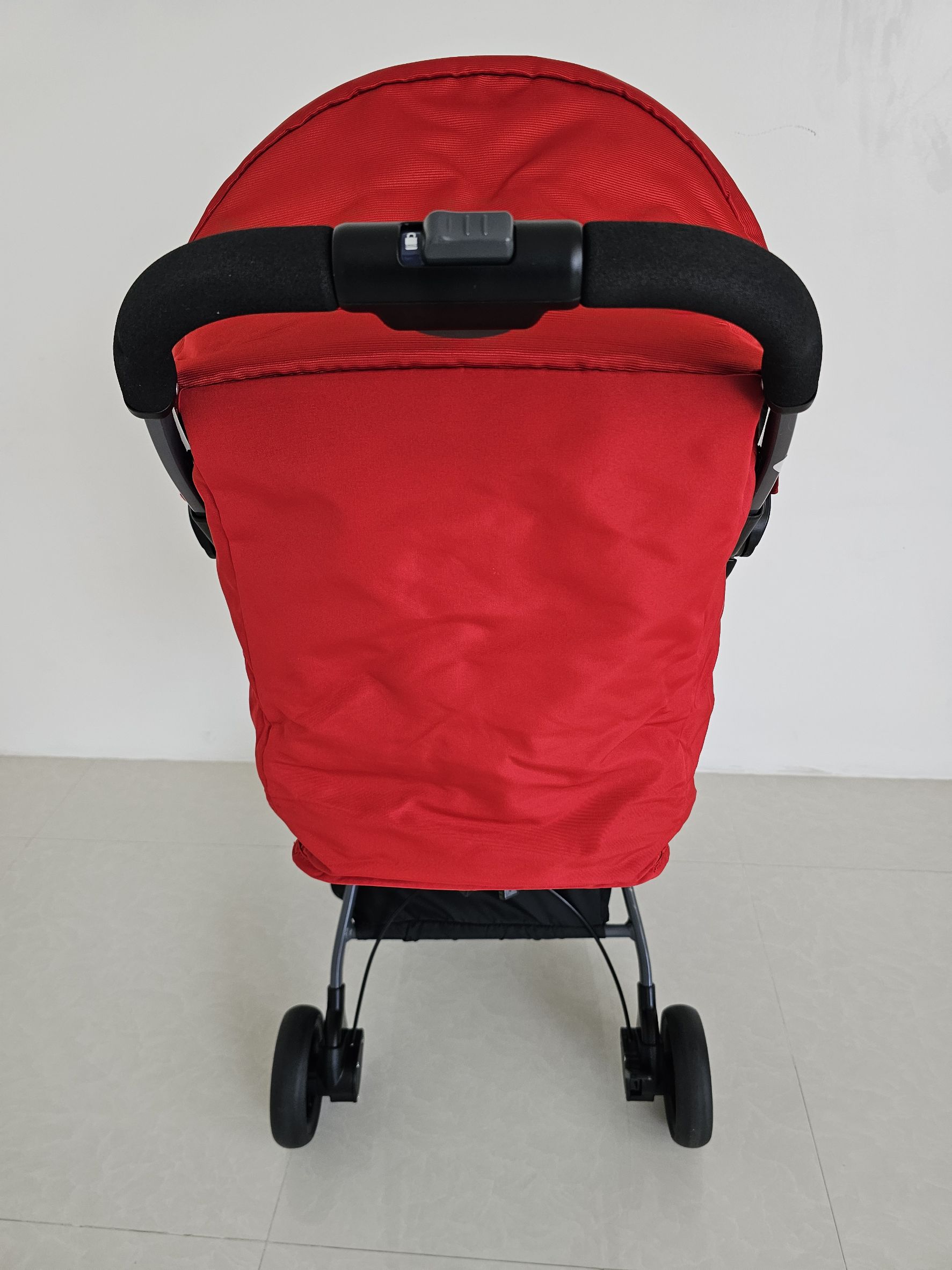 รถเข็น Aprica รุ่น nano smart สีแดง พับเก็บเล็ก มีถุงใส่ หิ้วขึ้นเครื่องได้เลย