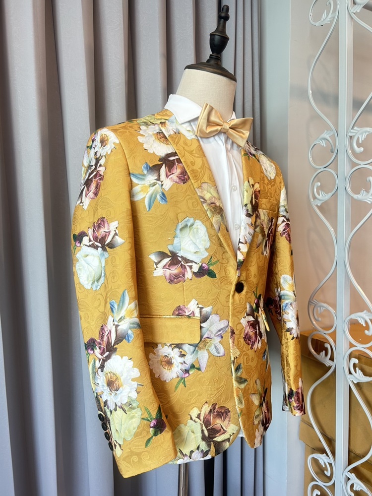 พร้อมเช่า เสื้อสูทชาย สีเหลือง ผ้าแจ๊กการ์ด ลายดอก Amber Yellow Floral Suit