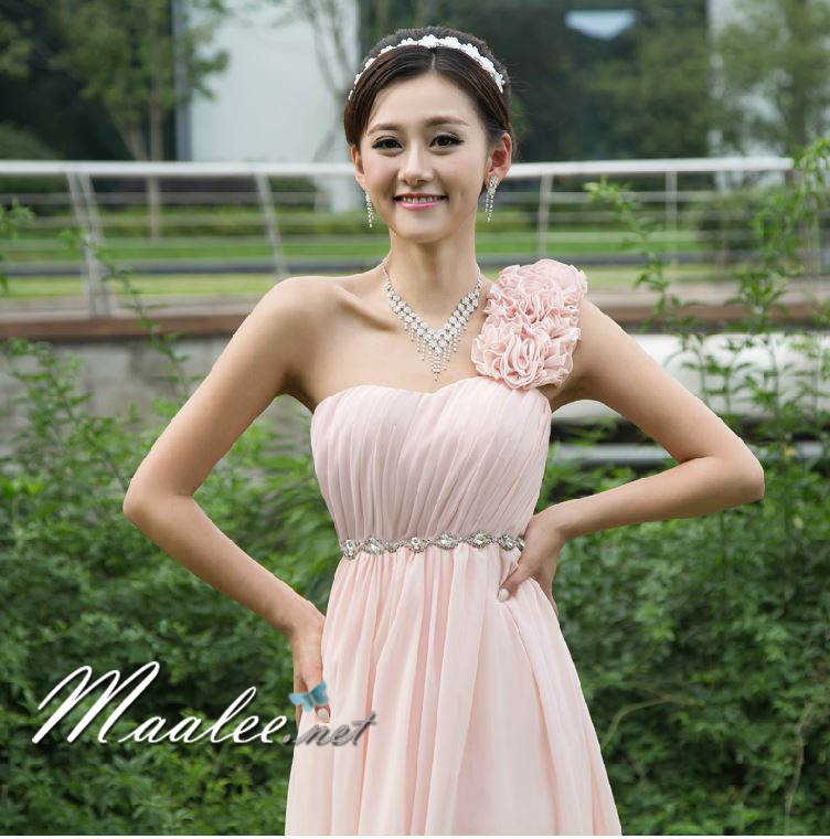พร้อมเช่า ชุดราตรียาว ไหล่เดียว แต่งดอกช่วงไหล่ อกจับจีบ & เอวคาดเข็มขัดเพชร สีชมพูอ่อน