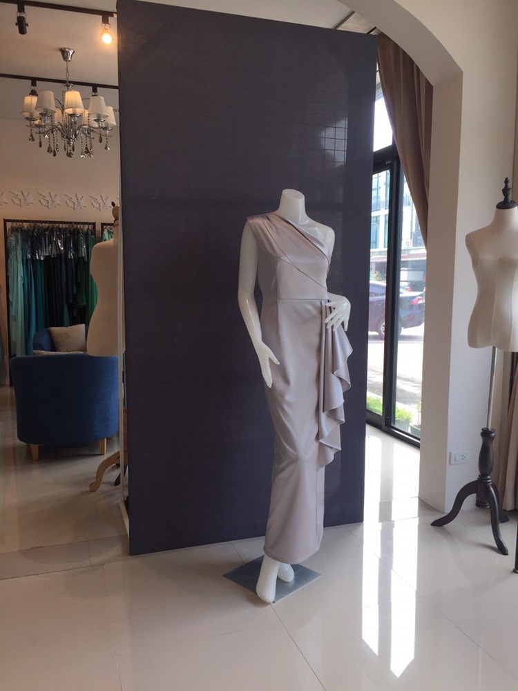 พร้อมเช่า ชุดเดรส เดรสไหล่เดียว ผ้าดัชเชส แพทเทิร์นเนียบ แต่งระบายสะโพก สีเทา