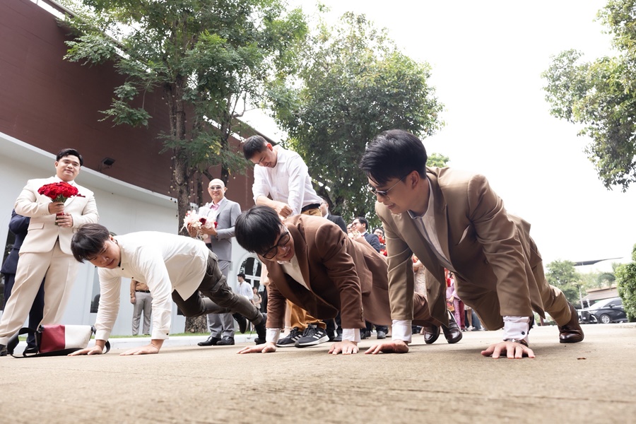 พร้อมเช่า ชุดสูทชาย สูทสีน้ำตาล Coffee Brown กระดุม 2 แถว Double-breasted Suit