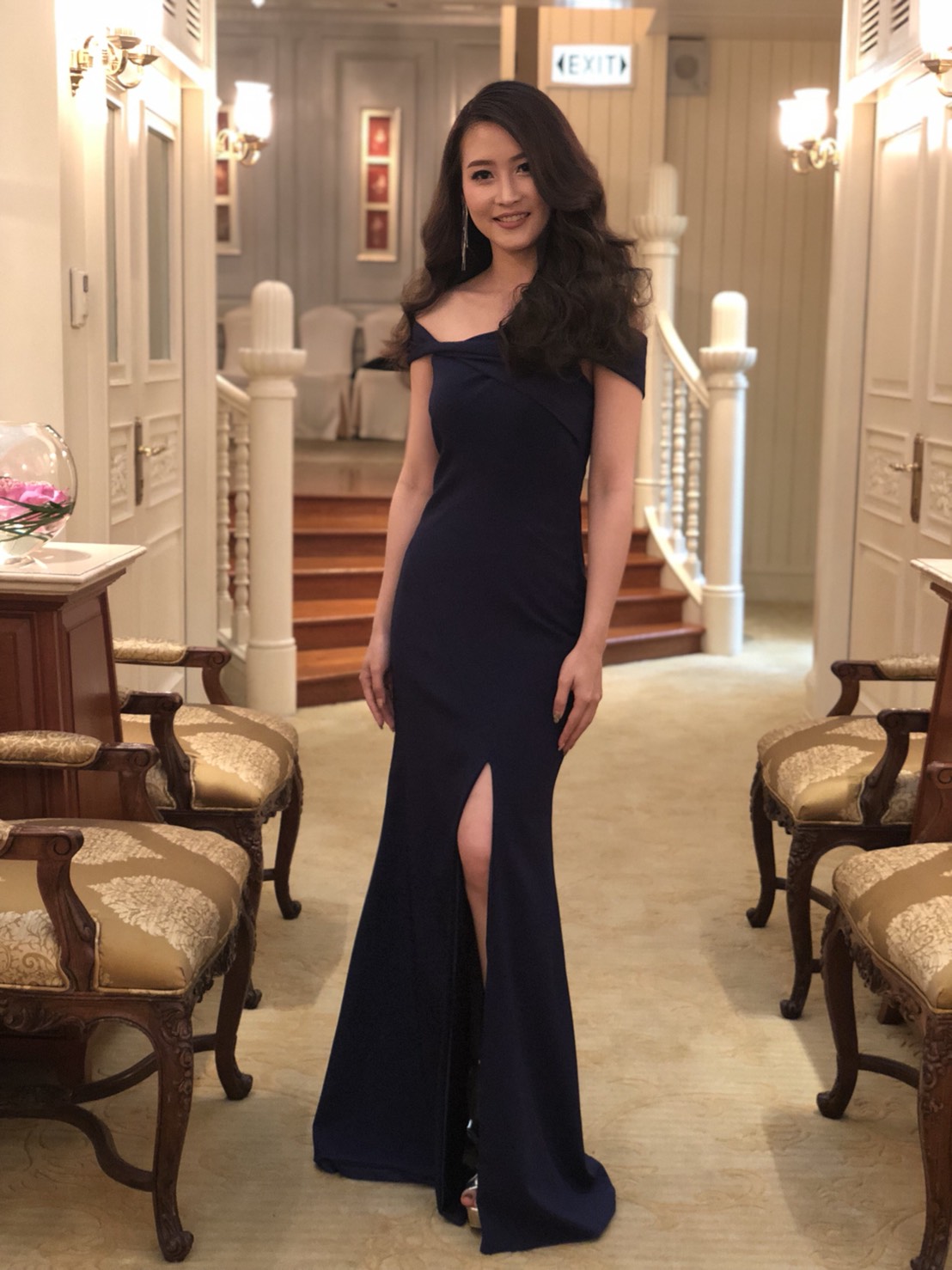 พร้อมเช่า ชุดราตรียาว แบบปาดไหล่ ทรงหางปลาแหวกหน้าขา สีกรมท่า เนื้อผ้ายืด