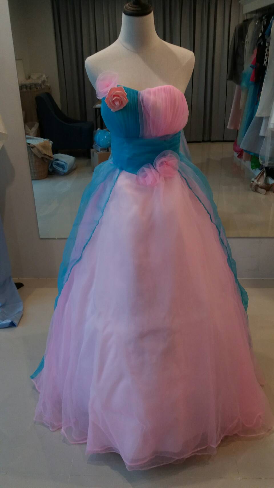 พร้อมเช่า ชุดแฟนซี ชุดราตรียาว เกาะอก สีฟ้า ชมพู สวยหวาน ผ้าโปร่งแต่งดอกไม้