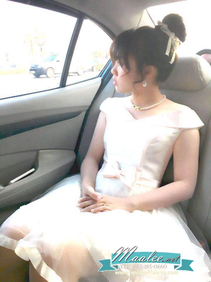 พร้อมเช่า ชุดราตรีสั้น แบบไหล่ปาด ผ้าไหมดัชเชส กระโปรงผ้าตาข่าย&แต่งริ้บบิ้นเก๋ๆชายกระโปรง และโบว์ช่วงเอว สีครีม (เชือกผูกหลัง)