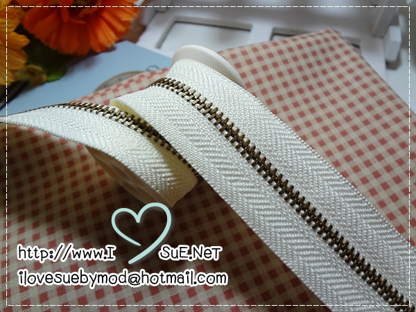 ซิปหลาเบอร์ 3 สีครีม (3 หลา)
