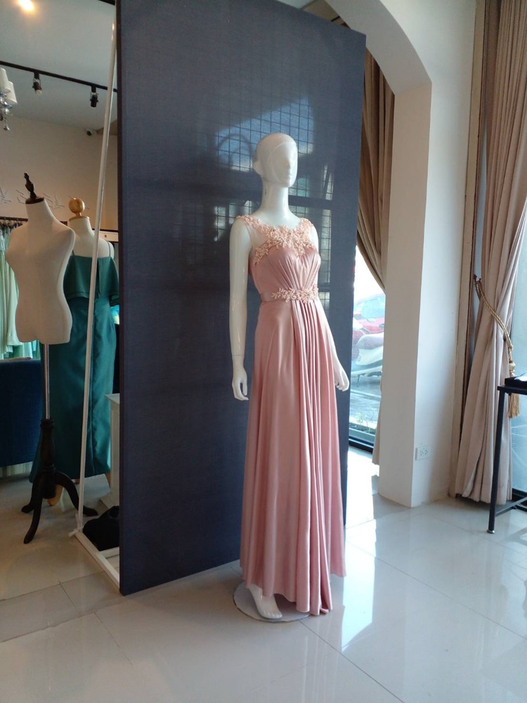 พร้อมส่ง ชุดราตรียาว แขนกุด สีชมพู เนื้อผ้ามันใส่สบาย แต่งมุกปักเลื่อมสวยหรูทั้งอกและเอว