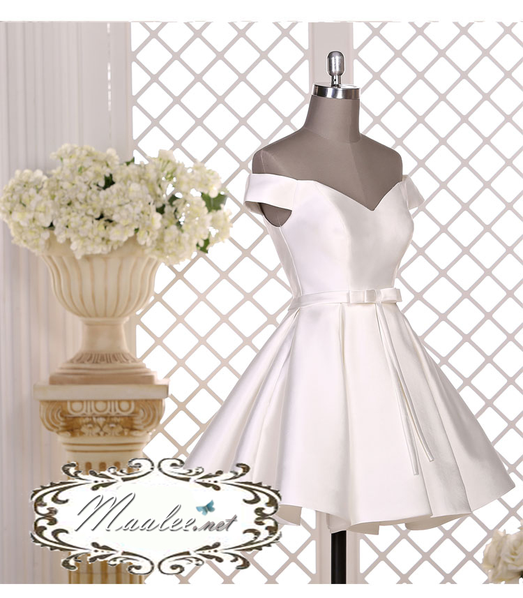 พร้อมเช่า ชุดราตรีสั้น แบบปาดไหล่ ผ้าซาตินเรียบหรู กระโปรงทรงA แต่งโบว์2ชั้น ช่วงเอว สีขาว (เชือกผูกหลัง)