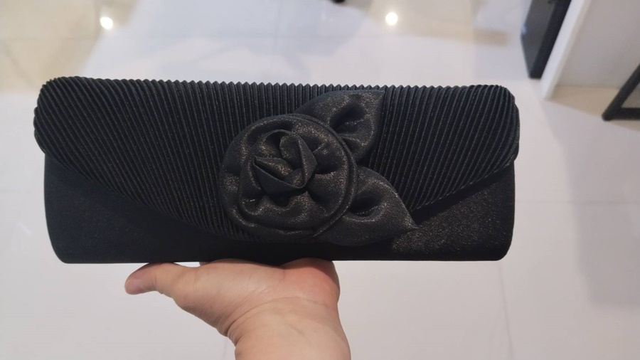 Sale พร้อมส่ง Evening Clutch กระเป๋าออกงาน สีดำ ผ้าซาตินอัดพลีต แต่งดอกกุหลาบ