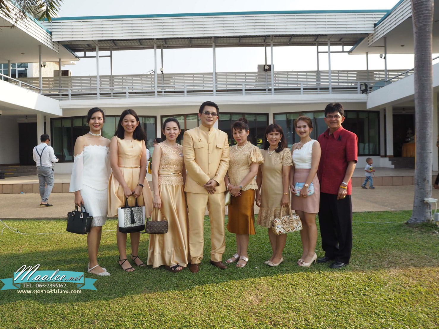 พร้อมเช่า ชุดราตรียาว แขนกุด แต่งลูกไม้ฉลุ ผาคาดเอวซาติน สีทอง สวยเรียบหรู