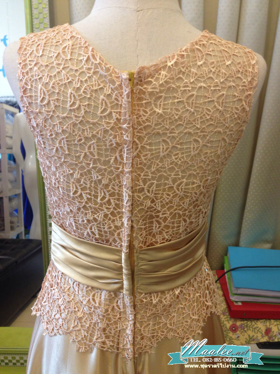 พร้อมเช่า ชุดราตรียาว แขนยาว แต่งลูกไม้ฉลุ ผาคาดเอวซาติน สีทอง สวยเรียบหรู