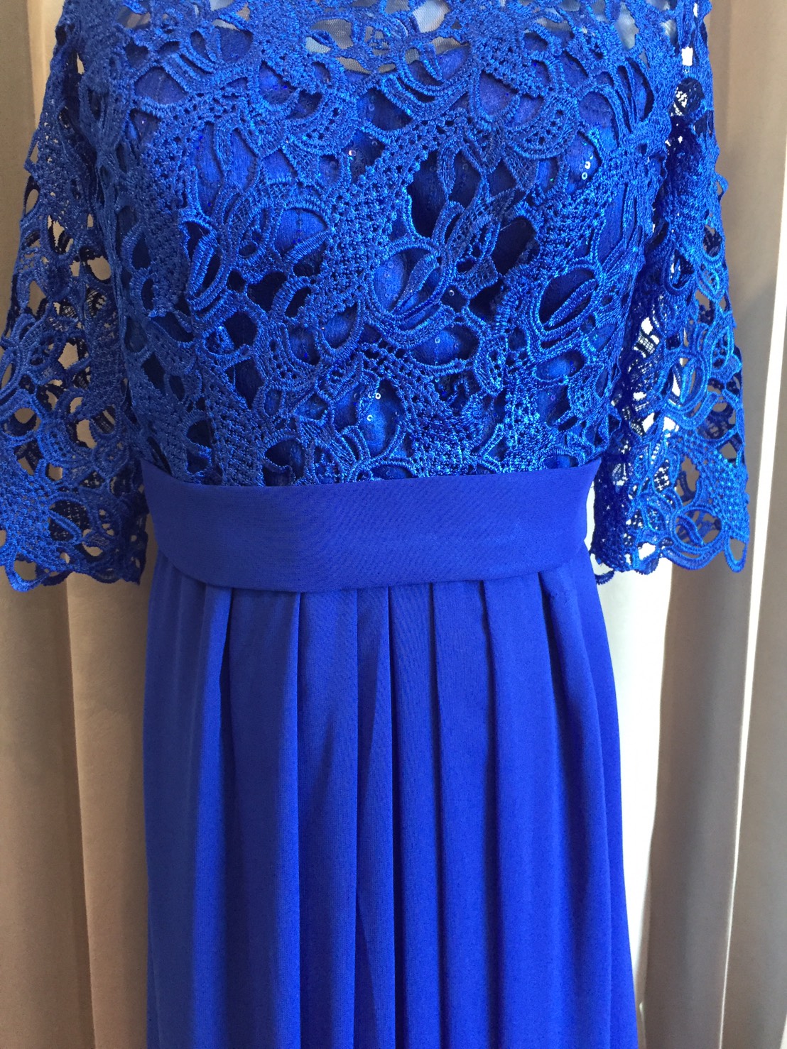 พร้อมเช่า ชุดราตรียาว สีน้ำเงิน แขนสามส่วน ลูกไม้ฉลุ กระโปรงผ้าชีฟอง