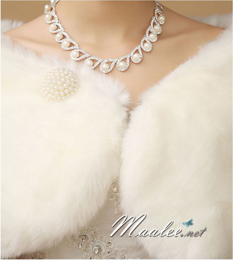 ผ้าคลุม ขนสัตว์ พร้อมเข็มกลัดหรู สีขาว