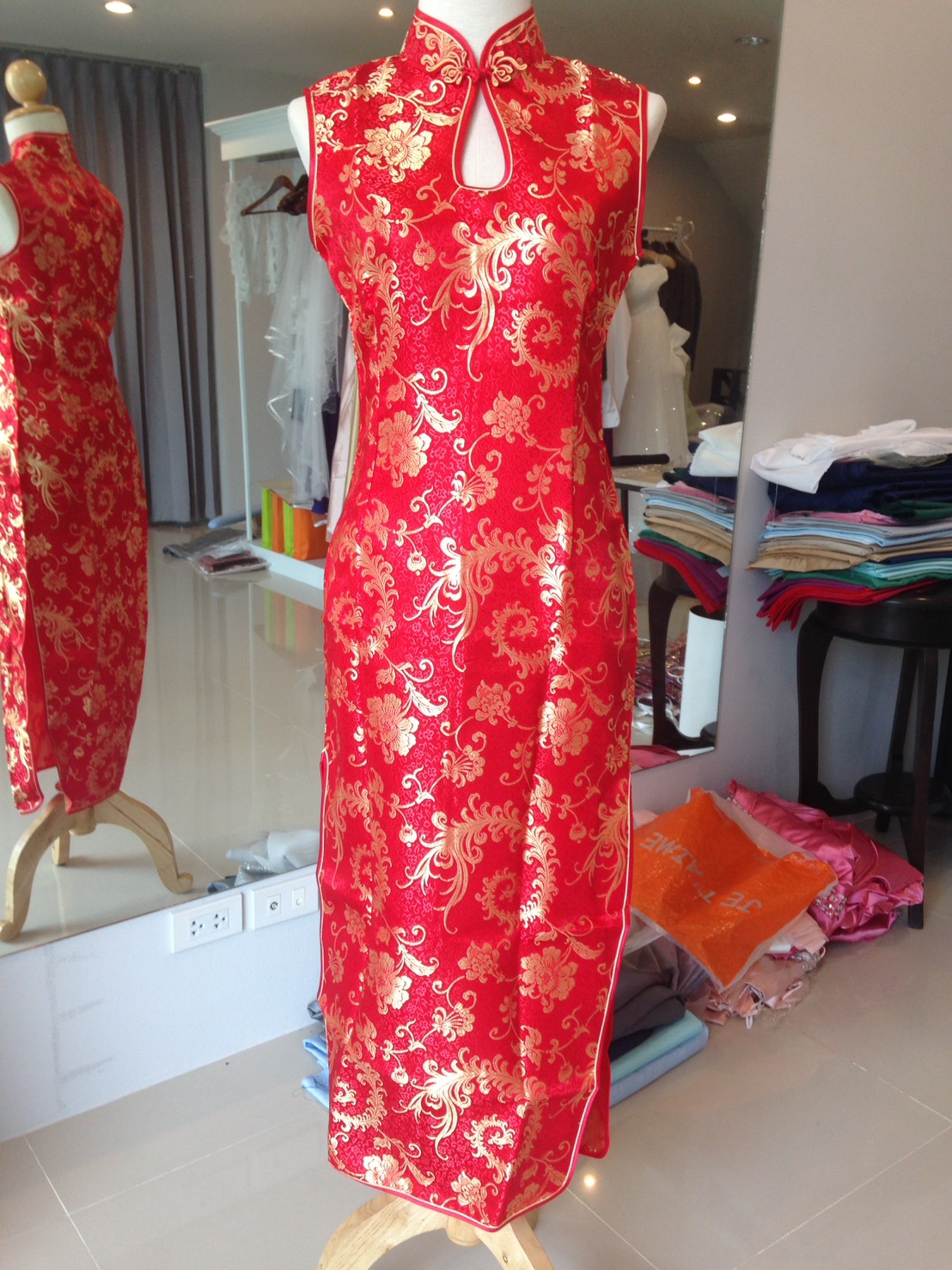 Pre-order กี่เพ้า แขนกุด สีแดง ลายหงส์ ผ้าไหมจีน กุ๊นขอบ ตัดเย็บอย่างดี