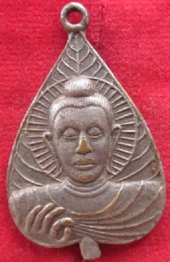 เหรียญพระพุทธเจ้าเนื้อกะหลั่ยปาก้าเก่าไม่ทราบที่