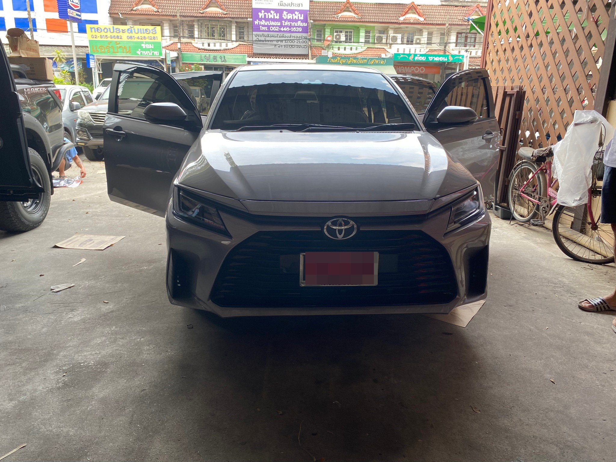 ตัดพรมรถยนต์ Toyota Yaris Ativ 2023 ปูพรมหกดี สีแดงสด เต็มคัน