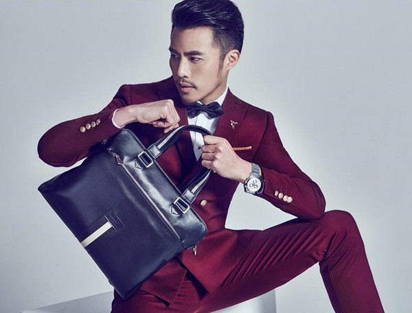 พร้อมเช่า ชุดสูทชาย สีไวน์แดง สองกระดุม แบบคลาสสิก ไม่มีเสื้อกั๊ก