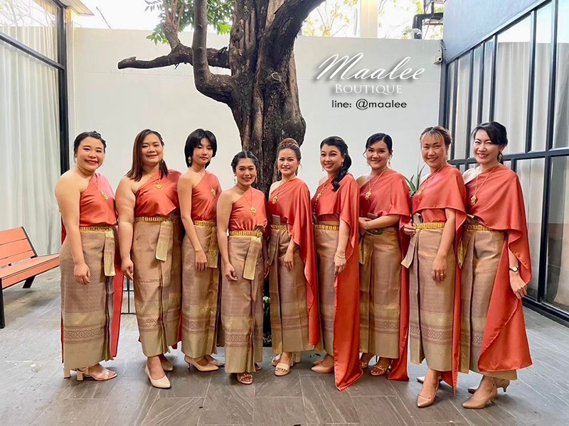 เช่า ชุดไทย ชุดเพื่อนเจ้าสาว ชุดไทยผ้าถุงสีเทาส้มทอง สไบสีส้มอิฐ