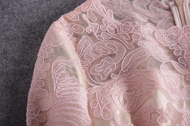 พร้อมเช่า ชุดเดรสสั้น/ชุดออกงาน สีชมพู เข้ารูปแขนยาว ตัดเย็บปราณีต ลูกไม้ทั้งชุด (ซิปหลัง)