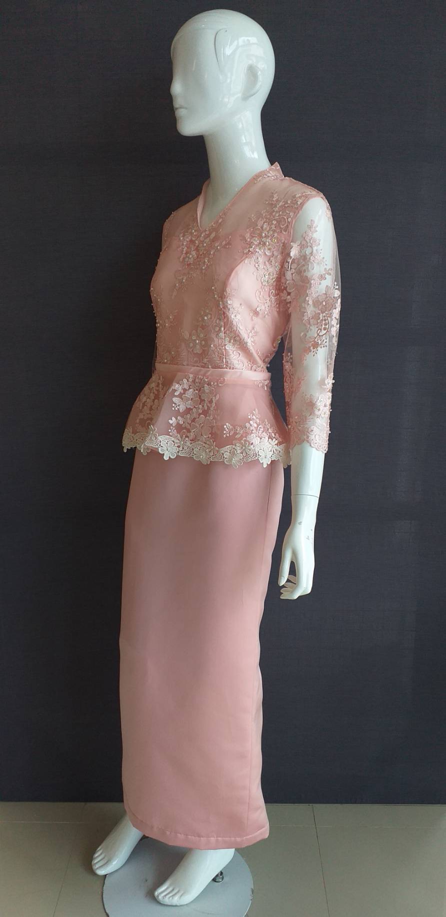 พร้อมเช่า ชุดไทยคุณแม่ เสื้อลูกไม้ ผ้าซิ่น แยกชิ้น เรียบหรู สีโอรส