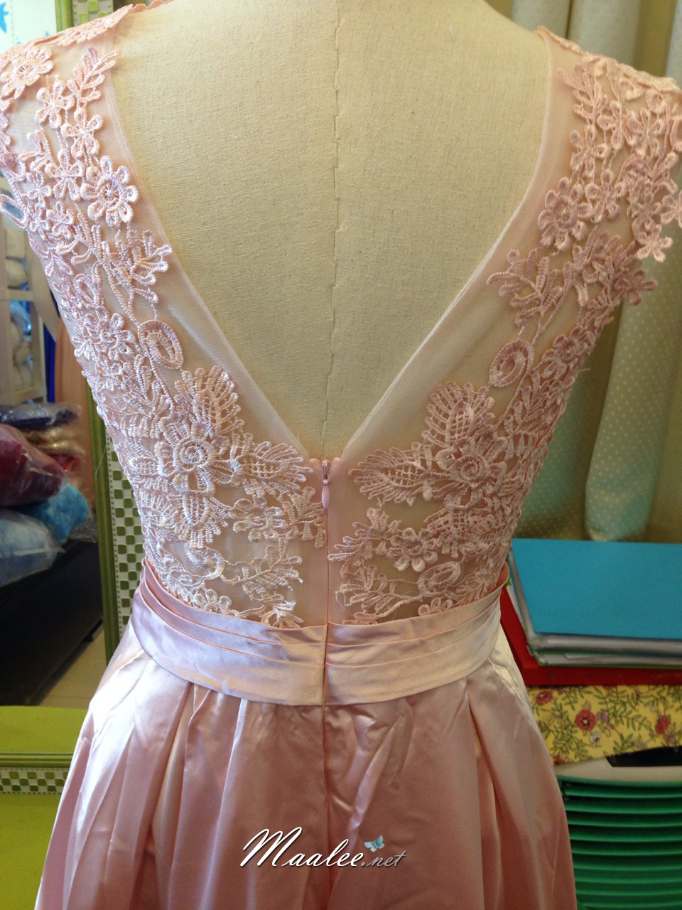 พร้อมเช่า ชุดราตรียาว แขนกุด สีเขียว อกแต่งลูกไม้ กรโปรงเนื้อผ้ามัน คาดเอวคริสตัล เซ็กซี่ผ้าหลัง เพิ่มเข็มกลัดโบว์ช่วงหลัง