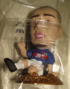 ตุ๊กตาโมเดลนักฟุตบอล ด.เทรเซเกต์ ทีมชาติฝรั่งเศส โครินเธียน ไมโครสตาร์ - Kicker 2004 Gold Base - MC2660 ใหม่ / D.TREZEGUET FRANCE National Football Team Corinthian MicroStars Football Figure - Kicker 2004 Gold Base - MC2660 NEW