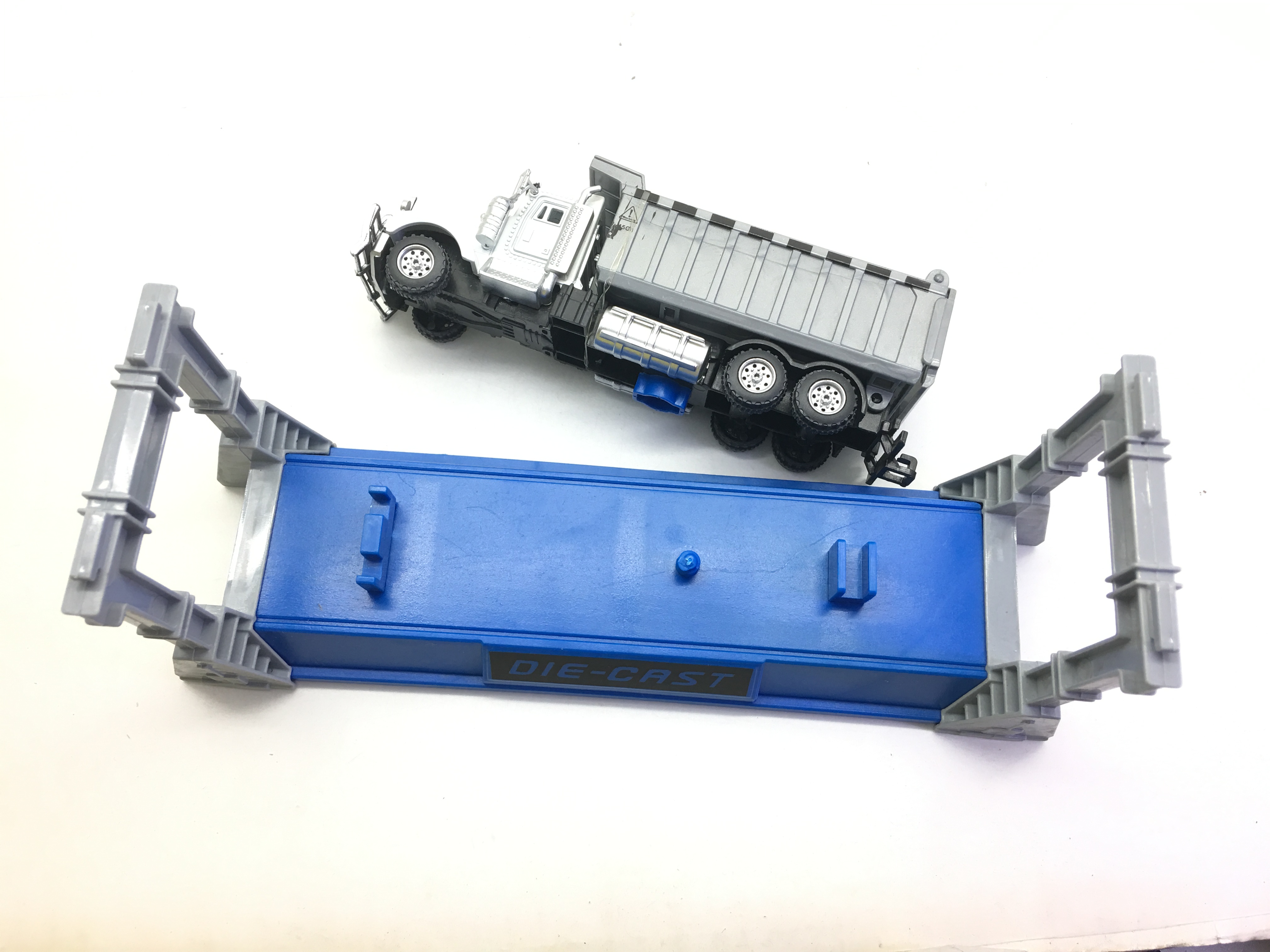 โมเดลบรรทุกพลาสติก อัตราส่วน 1:43