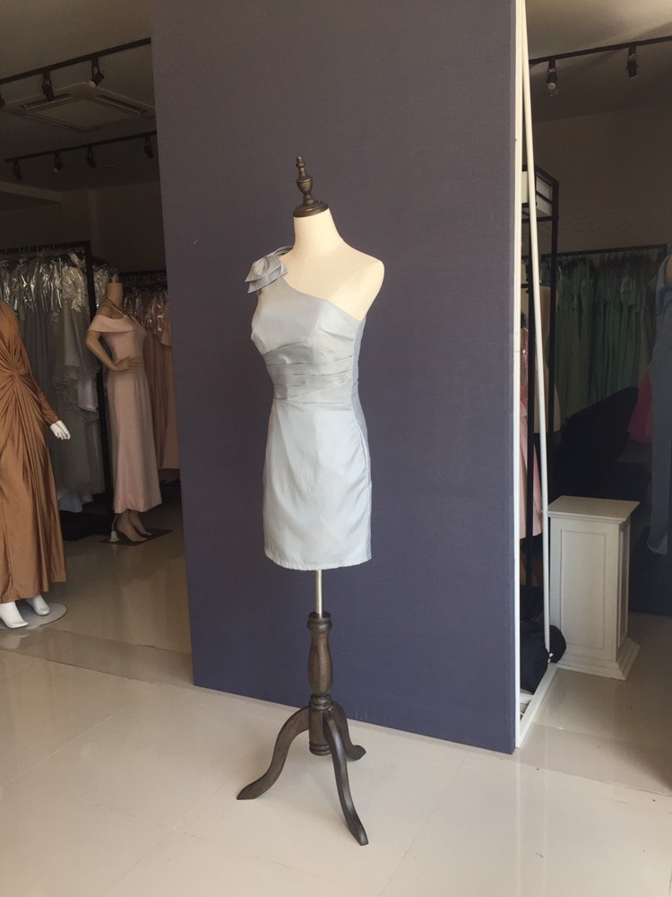 พร้อมเช่า ชุดราตรี สีเทา บ่าเฉียง ทรงเข้ารูป แต่งโบว์ที่ไหล่ (ซิปหลัง)