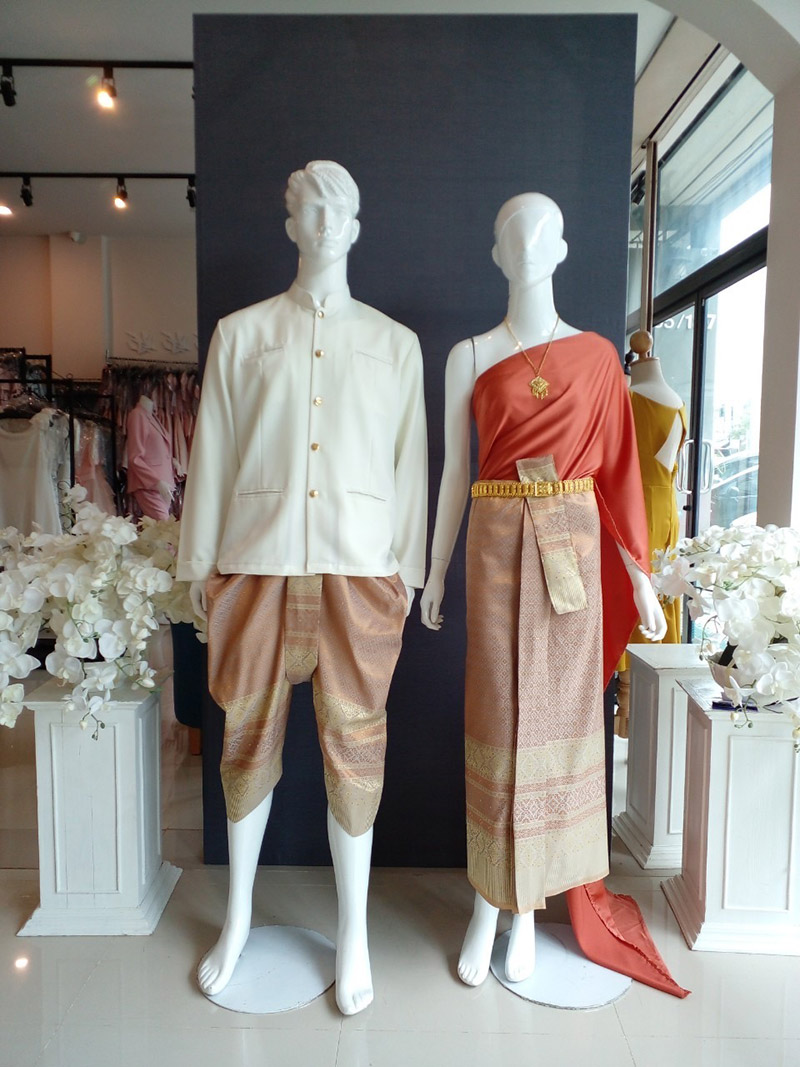 เช่า ชุดไทย ชุดเพื่อนเจ้าสาว ชุดไทยผ้าถุงสีเทาส้มทอง สไบสีส้มอิฐ