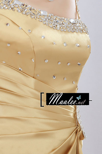 พร้อมเช่า ชุดราตรียาว ไหล่เฉียง สีทอง จับจีบที่เอว คอประดับลูกปัดคริสตัลสวยหรู