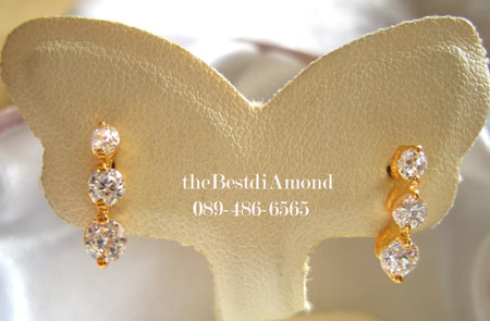 BE931+++ต่างหูเพชร 3 เม็ดแบบตั้ง+++เรียบ หรู ดูดีมากๆๆๆ ใส่ติดหูได้ทุกวัน ไม่เวอร์ ดูผู้ดีมากๆๆค่ะ ดีไซน์ก็เก๋ค่ะ เรียงลงมา 3 เม็ดโดยไล่จากระดับ