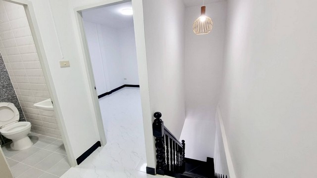 ขายทาวน์เฮ้าส์หมู่บ้านกรุงทอง 2 ชั้น 2 ห้องนอน 1 ห้องน้ำ รีโรเวทใหม่ พร้อมเข้าอยู่ ฟรีโอน