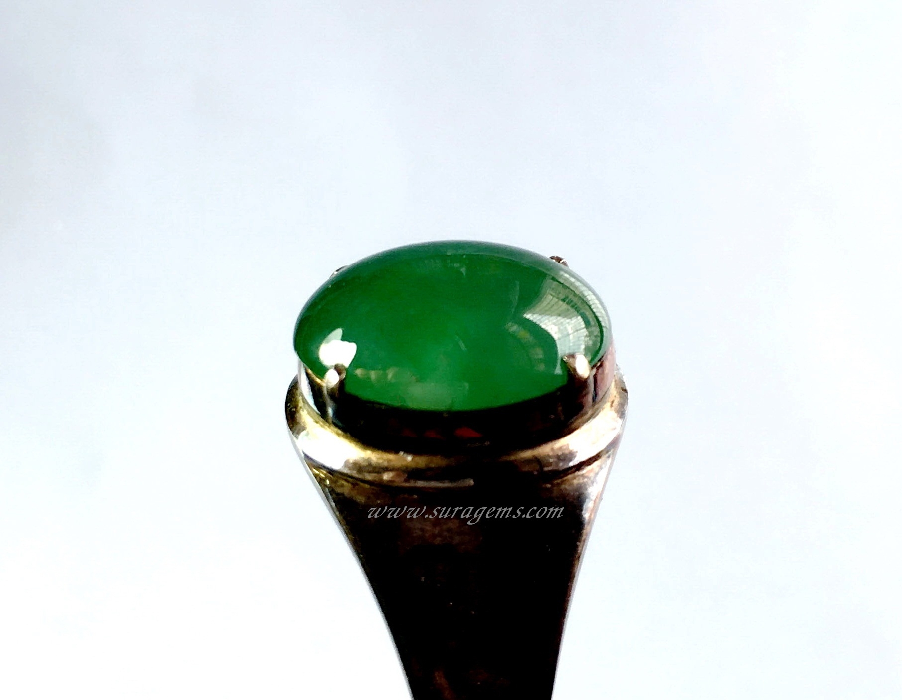 หยกพม่า A jadeite Myanmar เนื้อน้ำผึ้งเขียวกลาง นน.7.05 ct. ขนาด 12.8x14x4.8 mm.